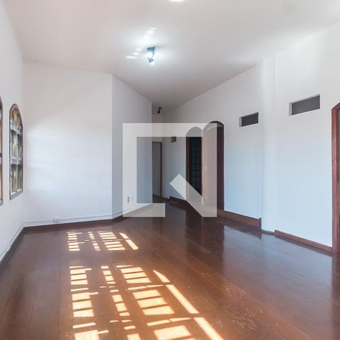 Casa para alugar com 551m², 15 quartos e 4 vagasSala