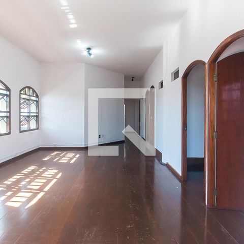 Casa para alugar com 551m², 15 quartos e 4 vagasSala