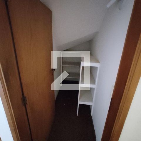 Casa à venda com 214m², 3 quartos e 2 vagas Casa à venda com 214m², 3 quartos e 2 vagasDepósito debaixo da escada