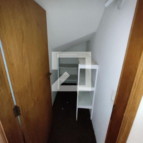 Casa à venda com 214m², 3 quartos e 2 vagas Casa à venda com 214m², 3 quartos e 2 vagasDepósito debaixo da escada