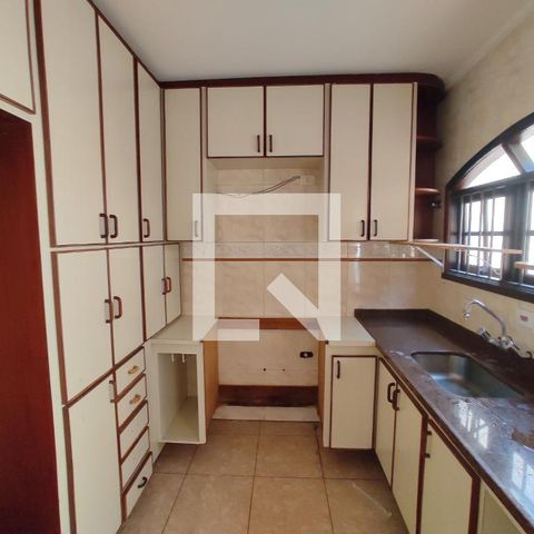 Casa à venda com 214m², 3 quartos e 2 vagas Casa à venda com 214m², 3 quartos e 2 vagasCozinha