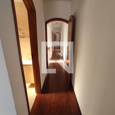 Casa à venda com 214m², 3 quartos e 2 vagas Casa à venda com 214m², 3 quartos e 2 vagasCorredor segunda andar