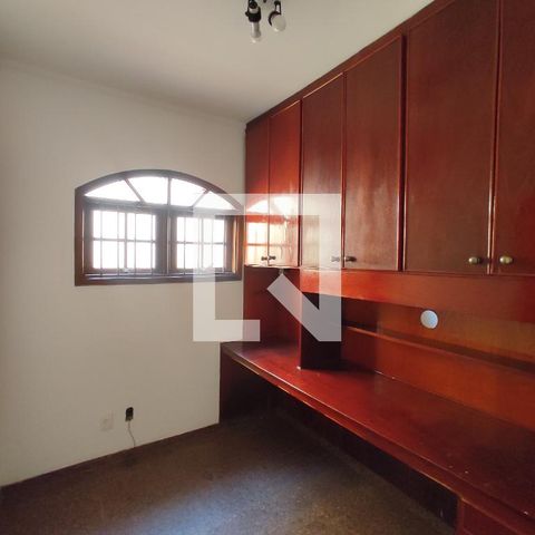 Casa à venda com 214m², 3 quartos e 2 vagas Casa à venda com 214m², 3 quartos e 2 vagasEscritório