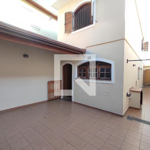 Casa à venda com 214m², 3 quartos e 2 vagas Casa à venda com 214m², 3 quartos e 2 vagasQuintal fundos