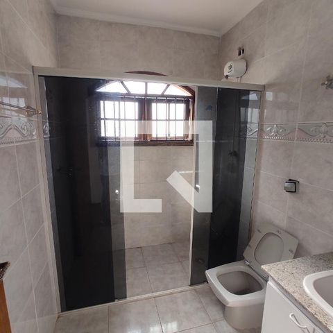 Casa à venda com 214m², 3 quartos e 2 vagas Casa à venda com 214m², 3 quartos e 2 vagasBanheiro