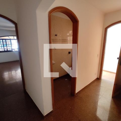 Casa à venda com 214m², 3 quartos e 2 vagas Casa à venda com 214m², 3 quartos e 2 vagasCorredor entrada
