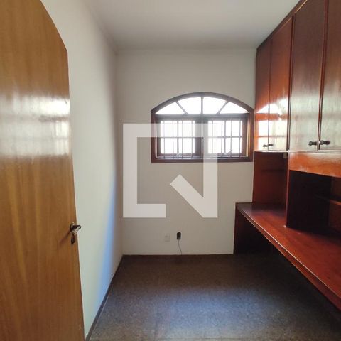 Casa à venda com 214m², 3 quartos e 2 vagas Casa à venda com 214m², 3 quartos e 2 vagasEscritório