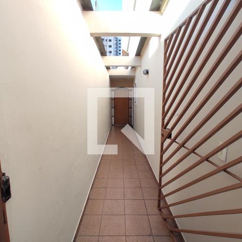 Casa à venda com 214m², 3 quartos e 2 vagas Casa à venda com 214m², 3 quartos e 2 vagasCorredor lateral casa