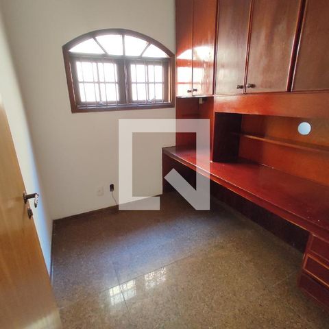 Casa à venda com 214m², 3 quartos e 2 vagas Casa à venda com 214m², 3 quartos e 2 vagasEscritório