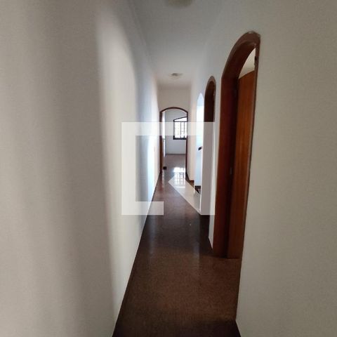 Casa à venda com 214m², 3 quartos e 2 vagas Casa à venda com 214m², 3 quartos e 2 vagasCorredor