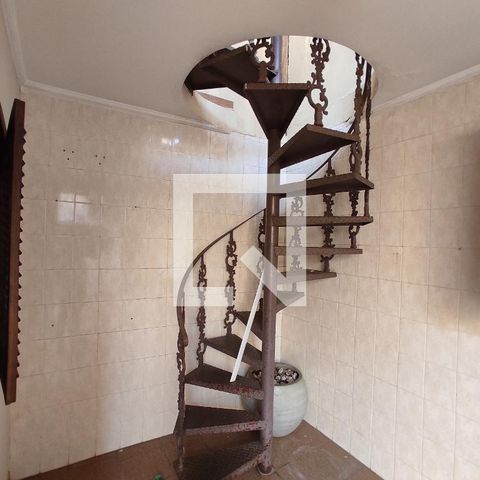 Casa à venda com 214m², 3 quartos e 2 vagas Casa à venda com 214m², 3 quartos e 2 vagasEscada para churrasqueira