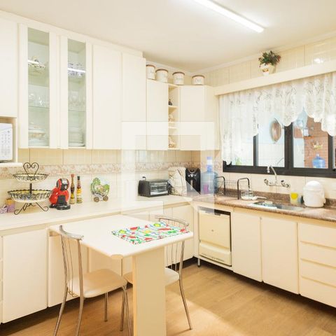 Casa à venda com 223m², 3 quartos e 3 vagasCozinha 