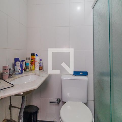 Casa de condomínio para alugar com 450m², 4 quartos e 3 vagas Casa de condomínio para alugar com 450m², 4 quartos e 3 vagasBanheiro de serviço