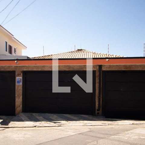 Casa à venda com 1200m², 3 quartos e 5 vagas Casa à venda com 1200m², 3 quartos e 5 vagasFachada