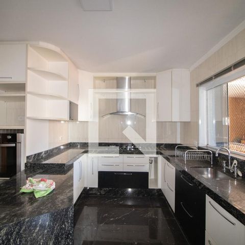 Casa à venda com 1200m², 3 quartos e 5 vagas Casa à venda com 1200m², 3 quartos e 5 vagasCozinha