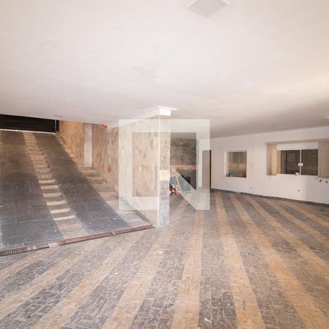 Casa à venda com 1200m², 3 quartos e 5 vagas Casa à venda com 1200m², 3 quartos e 5 vagasGaragem