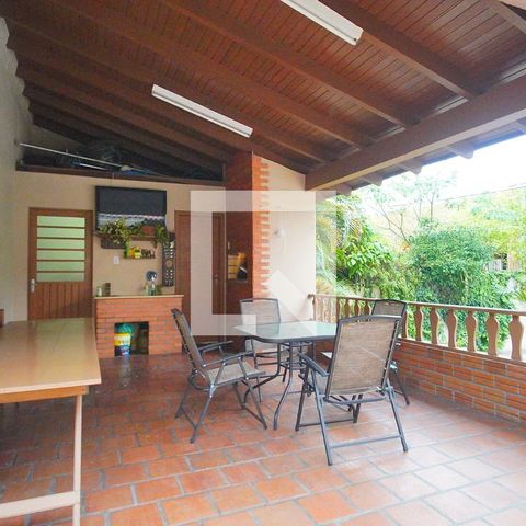 Casa à venda com 303m², 5 quartos e 3 vagas Casa à venda com 303m², 5 quartos e 3 vagasVaranda