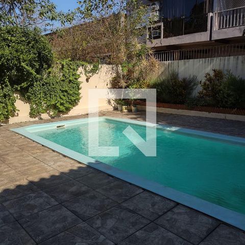 Casa à venda com 303m², 5 quartos e 3 vagas Casa à venda com 303m², 5 quartos e 3 vagasPiscina