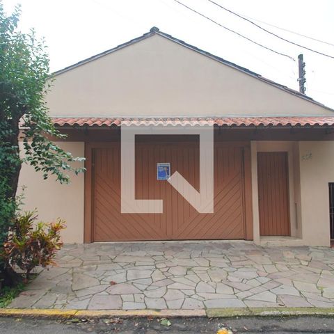 Casa à venda com 303m², 5 quartos e 3 vagas Casa à venda com 303m², 5 quartos e 3 vagasFachada