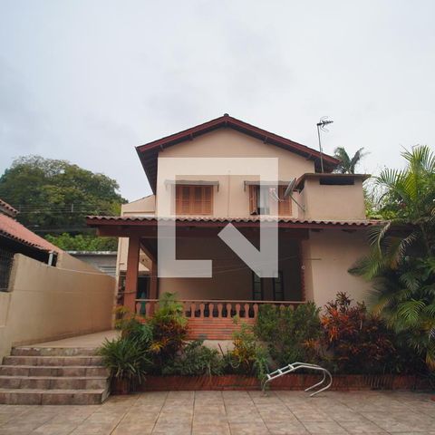 Casa à venda com 303m², 5 quartos e 3 vagas Casa à venda com 303m², 5 quartos e 3 vagasÁrea externa