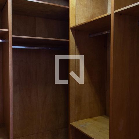 Casa à venda com 290m², 4 quartos e 4 vagas Casa à venda com 290m², 4 quartos e 4 vagasCLOSET