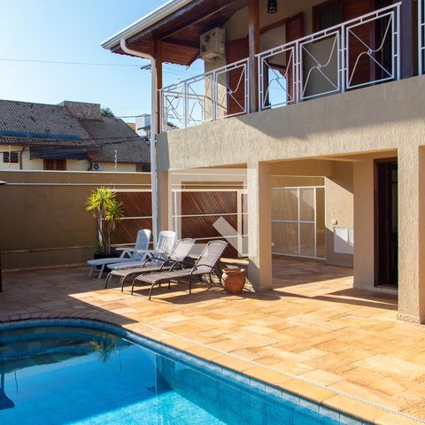 Casa à venda com 290m², 4 quartos e 4 vagas Casa à venda com 290m², 4 quartos e 4 vagasÁREA EXTERNA FUNDOS
