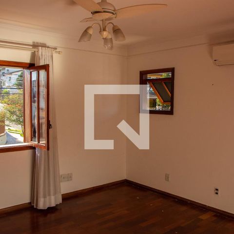 Casa à venda com 290m², 4 quartos e 4 vagas Casa à venda com 290m², 4 quartos e 4 vagasSUITE MASTER