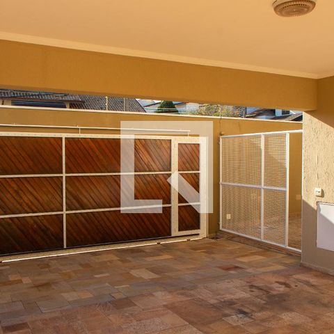 Casa à venda com 290m², 4 quartos e 4 vagas Casa à venda com 290m², 4 quartos e 4 vagasÁREA EXTERNA FUNDOS