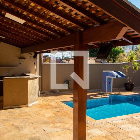 Casa à venda com 290m², 4 quartos e 4 vagas Casa à venda com 290m², 4 quartos e 4 vagasÁREA EXTERNA FUNDOS