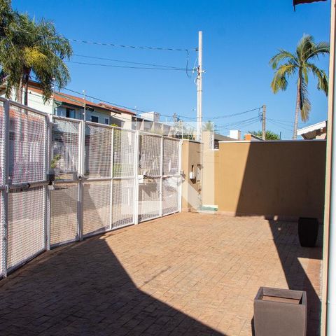 Casa à venda com 290m², 4 quartos e 4 vagas Casa à venda com 290m², 4 quartos e 4 vagasÁREA EXTERNA FRENTE
