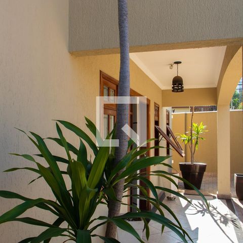 Casa à venda com 290m², 4 quartos e 4 vagas Casa à venda com 290m², 4 quartos e 4 vagasÁREA EXTERNA FRENTE