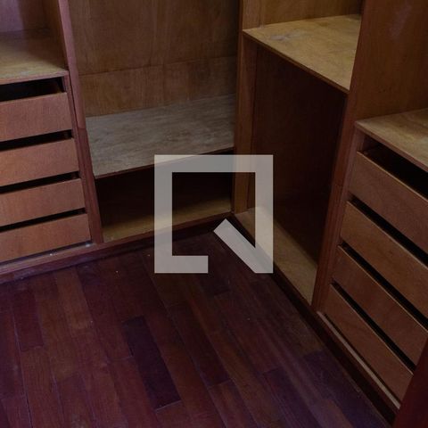 Casa à venda com 290m², 4 quartos e 4 vagas Casa à venda com 290m², 4 quartos e 4 vagasCLOSET