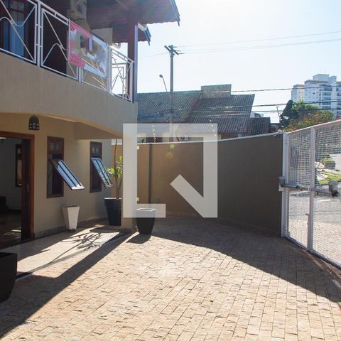 Casa à venda com 290m², 4 quartos e 4 vagas Casa à venda com 290m², 4 quartos e 4 vagasÁREA EXTERNA FRENTE