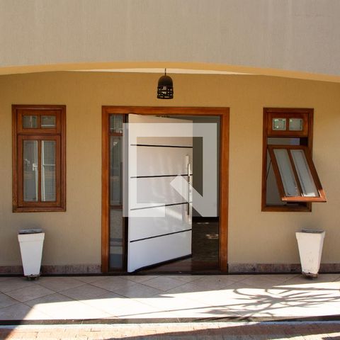 Casa à venda com 290m², 4 quartos e 4 vagas Casa à venda com 290m², 4 quartos e 4 vagasÁREA EXTERNA FRENTE