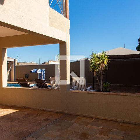 Casa à venda com 290m², 4 quartos e 4 vagas Casa à venda com 290m², 4 quartos e 4 vagasÁREA EXTERNA FUNDOS
