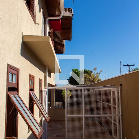 Casa à venda com 290m², 4 quartos e 4 vagas Casa à venda com 290m², 4 quartos e 4 vagasÁREA EXTERNA LATERAL