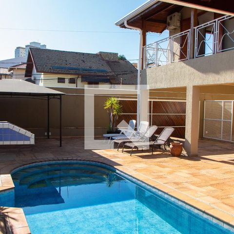 Casa à venda com 290m², 4 quartos e 4 vagas Casa à venda com 290m², 4 quartos e 4 vagasÁREA EXTERNA FUNDOS