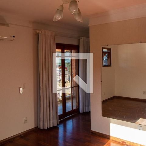 Casa à venda com 290m², 4 quartos e 4 vagas Casa à venda com 290m², 4 quartos e 4 vagasSUITE MASTER