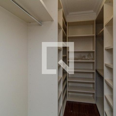 Apartamento à venda com 500m², 4 quartos e 3 vagas Apartamento à venda com 500m², 4 quartos e 3 vagasRoupeiro