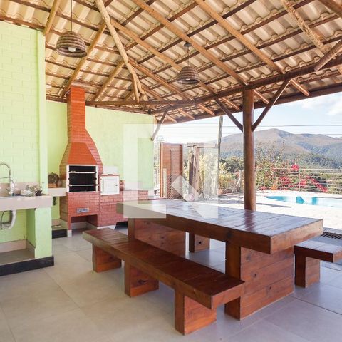 Casa de condomínio à venda com 220m², 3 quartos e 2 vagasChurrasqueira
