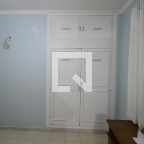 Casa à venda com 250m², 5 quartos e 2 vagasQuarto Suíte 1 - Armário