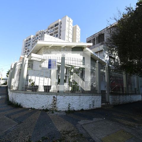 Casa à venda com 250m², 5 quartos e 2 vagasFachada