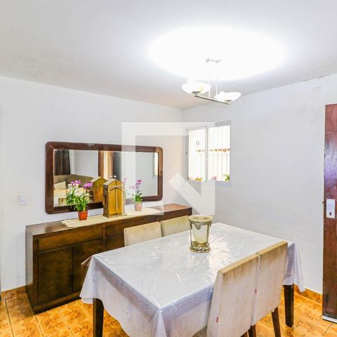 Casa à venda com 225m², 4 quartos e 2 vagas Casa à venda com 225m², 4 quartos e 2 vagasSala