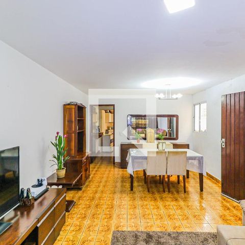Casa à venda com 225m², 4 quartos e 2 vagas Casa à venda com 225m², 4 quartos e 2 vagasSala