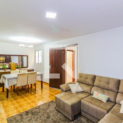 Casa à venda com 225m², 4 quartos e 2 vagas Casa à venda com 225m², 4 quartos e 2 vagasSala