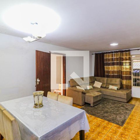 Casa à venda com 225m², 4 quartos e 2 vagas Casa à venda com 225m², 4 quartos e 2 vagasSala