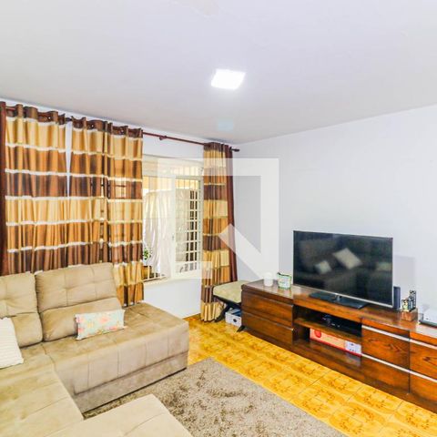 Casa à venda com 225m², 4 quartos e 2 vagas Casa à venda com 225m², 4 quartos e 2 vagasSala