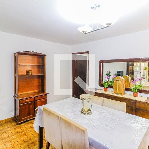Casa à venda com 225m², 4 quartos e 2 vagas Casa à venda com 225m², 4 quartos e 2 vagasSala