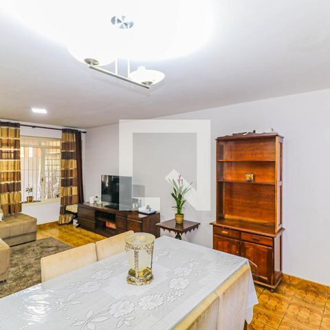 Casa à venda com 225m², 4 quartos e 2 vagas Casa à venda com 225m², 4 quartos e 2 vagasSala