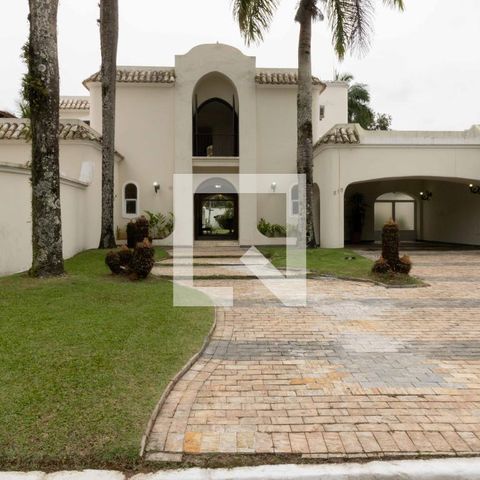 Casa para alugar com 700m², 5 quartos e 6 vagasFachada